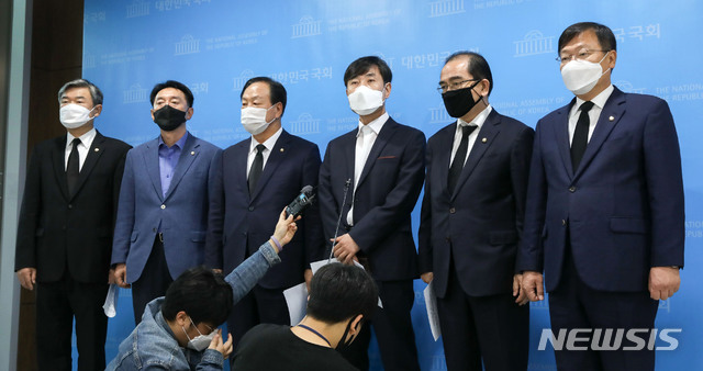 [서울=뉴시스]김선웅 기자 = 국민의힘 북한의 우리 국민 살해 만행 진상조사 TF가 29일 오전 서울 여의도 국회 소통관 기자회견장에서 열린 합동참모본부 방문조사 결과 브리핑을 마친 뒤 취재진의 질문에 답변하고 있다. (공동취재사진) 2020.09.29.&nbsp; photo@newsis.com 