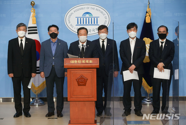 [서울=뉴시스]김선웅 기자 = 국민의힘 북한의 우리 국민 살해 만행 진상조사 TF가 29일 오전 서울 여의도 국회 소통관 기자회견장에서 기자회견을 열고 합동참모본부 방문조사 결과를 브리핑하고 있다. (공동취재사진) 2020.09.29.  photo@newsis.com