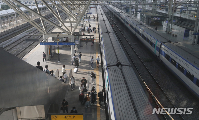 [서울=뉴시스] 박미소 기자 = 추석 연휴를 하루 앞둔 29일 오전 서울 용산구 서울역 대합실에서 시민들이 열차에 타고 있다. 2020.09.29. misocamera@newsis.com