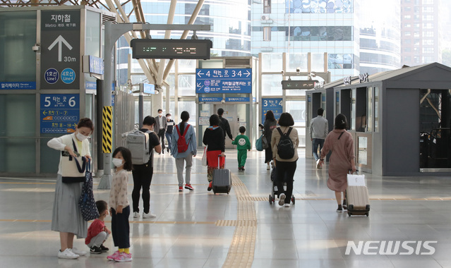 [서울=뉴시스] 박미소 기자 = 추석 연휴를 하루 앞둔 29일 오전 서울 용산구 서울역 대합실에서 시민들이 열차에 타고 있다. 2020.09.29. misocamera@newsis.com