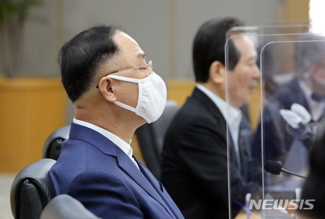 [세종=뉴시스]강종민 기자 = 홍남기 부총리 겸 기획재정부 장관. 2020.09.29. ppkjm@newsis.com
