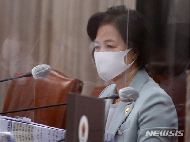 [서울=뉴시스]김명원 기자 = 추미애 법무부 장관이 29일 오전 서울 종로구 정부서울청사에서 세종-서울 화상으로 열린 국무회의에 참석해 자리하고 있다. 2020.09.29.&nbsp; kmx1105@newsis.com 