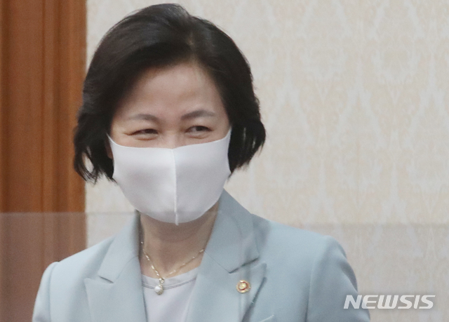 [서울=뉴시스]김명원 기자 = 추미애 법무부 장관이 29일 오전 서울 종로구 정부서울청사에서 세종-서울 화상으로 열린 국무회의에 참석하고 있다. 2020.09.29.&nbsp; kmx1105@newsis.com 
