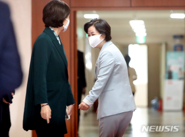 [서울=뉴시스]김명원 기자 = 추미애 법무부 장관이 29일 오전 서울 종로구 정부서울청사에서 세종-서울 화상으로 열린 국무회의에 참석하며 유은혜 사회부총리 겸 교육부 장관과 이야기를 나누고 있다. 2020.09.29.&nbsp; kmx1105@newsis.com