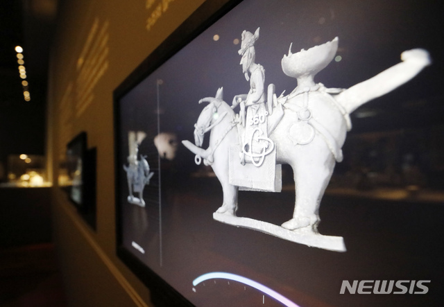 [서울=뉴시스] 고승민 기자 = 29일 서울 국립중앙박물관에서 열린 '빛의 과학, 문화재의 비밀을 밝히다' 언론공개회에서 CT로 촬영된 기마 인물형 토기의 사진이 전시되고 있다. 2020.09.29. kkssmm99@newsis.com