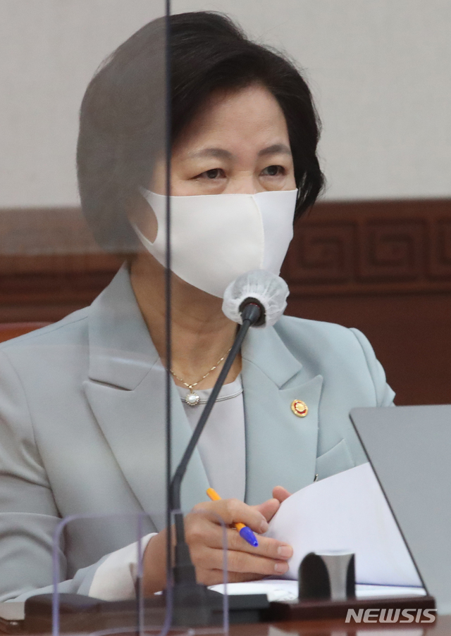 [서울=뉴시스]김명원 기자 = 추미애 법무부 장관이 29일 오전 서울 종로구 정부서울청사에서 세종-서울 화상으로 열린 국무회의에 참석해 자리하고 있다. 2020.09.29.&nbsp; kmx1105@newsis.com