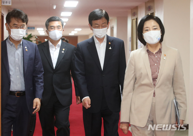 [서울=뉴시스]김명원 기자 = 박영선 중소벤처기업부 장관, 진영 행정안전부 장관, 서욱 국방부 장관, 윤종인 개인정보보호위원장이 29일 오전 서울 종로구 정부서울청사에서 세종-서울 화상으로 열린 국무회의에 참석하고 있다. 2020.09.29. kmx1105@newsis.com
