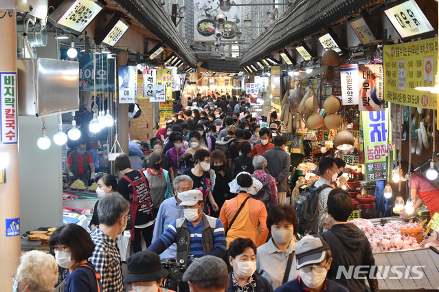 [수원=뉴시스] 김종택기자 = 민족대명절 추석을 이틀 앞둔 29일 경기 수원시 팔달구 못골시장에 제수용품을 구입하려는 시민들로 북적이고 있다. 2020.09.29. jtk@newsis.com