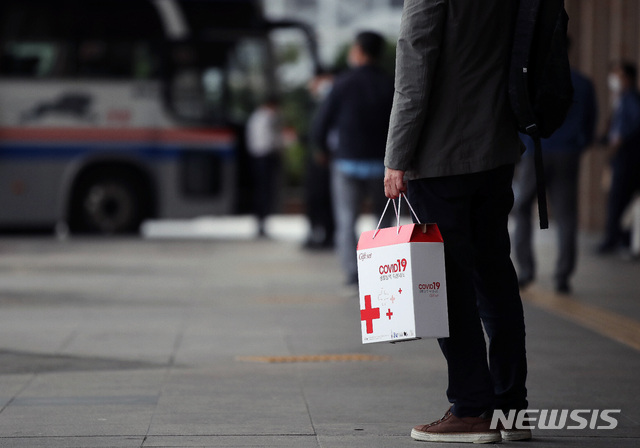 [서울=뉴시스] 박미소 기자 = 추석 연휴를 하루 앞둔 29일 오후 서울 서초구 서울고속버스터미널에서 한 시민이 신종코로나바이러스감염증(코로나19) 방역 위생키트 선물을 들고 있다. 2020.09.29.&nbsp; misocamera@newsis.com