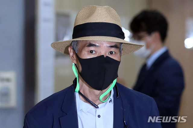 [서울=뉴시스]이윤청 기자 = 북한군에 피격돼 숨진 해양수산부 산하 서해어업지도관리단 소속 해양수산서기(8급) A씨의 형 이래진 씨가 29일 오후 서울 중구 한국언론회관 서울외신기자클럽에서 외신 기자를 대상으로 열린 기자회견에 참석하기 위해 이동하고 있다. 2020.09.29.&nbsp; radiohead@newsis.com