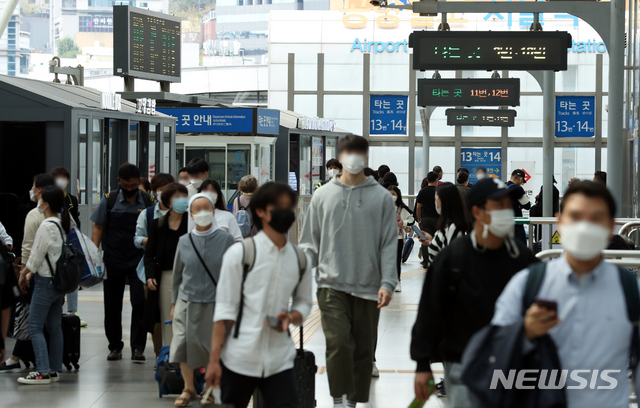 [서울=뉴시스]이윤청 기자 = 추석 연휴를 하루 앞둔 29일 오후 서울 용산구 서울역에서 시민들이 이동하고 있다. 2020.09.29. radiohead@newsis.com