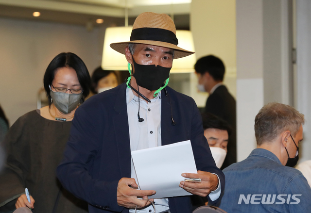 [서울=뉴시스]이윤청 기자 = 북한군에 피격돼 숨진 해양수산부 산하 서해어업지도관리단 소속 해양수산서기(8급) A씨의 형 이래진 씨가 29일 오후 서울 중구 한국언론회관 서울외신기자클럽에서 외신 기자를 상대로 열린 기자회견에 참석하고 있다. 2020.09.29. photo@newsis.com