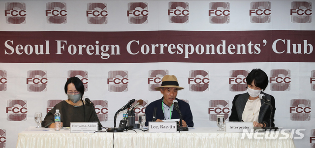 [서울=뉴시스]이윤청 기자 = 북한군에 피격돼 숨진 해양수산부 산하 서해어업지도관리단 소속 해양수산서기(8급) A씨의 형 이래진(가운데)씨가 29일 오후 서울 중구 한국언론회관 서울외신기자클럽에서 외신 기자를 상대로 기자회견을 하고 있다. 2020.09.29. photo@newsis.com