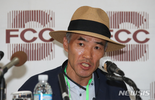 [서울=뉴시스]이윤청 기자 = 북한군에 피격돼 숨진 해양수산부 산하 서해어업지도관리단 소속 해양수산서기(8급) A씨의 형 이래진 씨가 29일 오후 서울 중구 한국언론회관 서울외신기자클럽에서 외신 기자를 상대로 기자회견을 하고 있다. 2020.09.29.&nbsp; photo@newsis.com