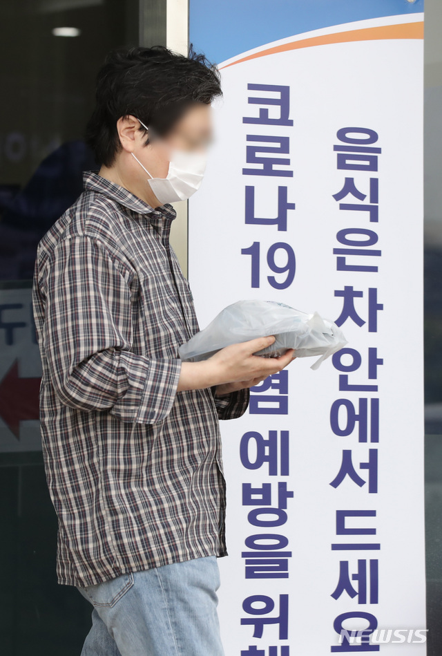 [서울=뉴시스] 박미소 기자 = 신종 코로나바이러스 감염증(코로나19) 확산 예방을 위해 고속도로 휴게소 실내 취식이 금지된 29일 오후 서울 서초구 만남의 광장 휴게소에서 한 시민이 포장 음식을 가져가고 있다.2020.09.29. misocamera@newsis.com