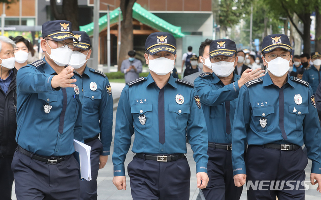 [서울=뉴시스]김명원 기자 = 김창룡(가운데) 경찰청장이 29일 서울 종로구 고종즉위 40년 칭경기념비 방향으로 이동하며 개천절 집회 대비 현장 점검을 하고 있다. 2020.09.29. kmx1105@newsis.com