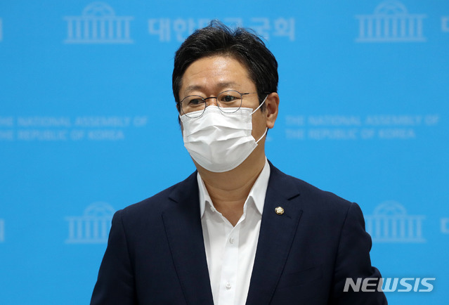 [서울=뉴시스]김선웅 기자 = 황희 더불어민주당 의원. (공동취재사진) 2020.09.29 photo@newsis.com