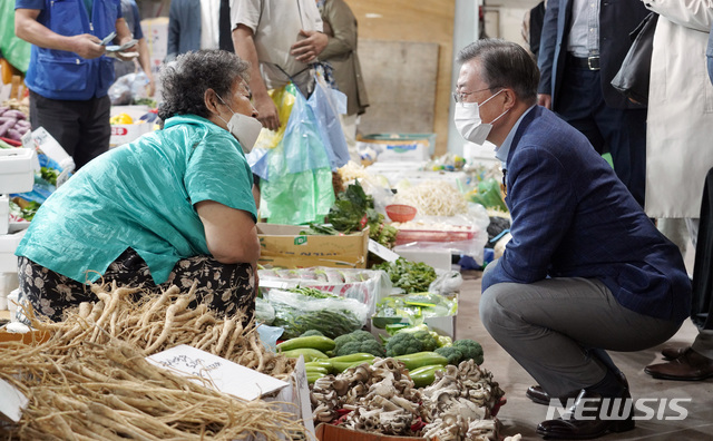 [서울=뉴시스]박영태 기자 = 문재인 대통령이 추석 명절을 앞둔 29일 서울 서대문구의 인왕시장을 찾아 장을 보던 중 한 상인과 대화를 나누고 있다.(사진=청와대 제공) 2020.09.29.photo@newsis.com