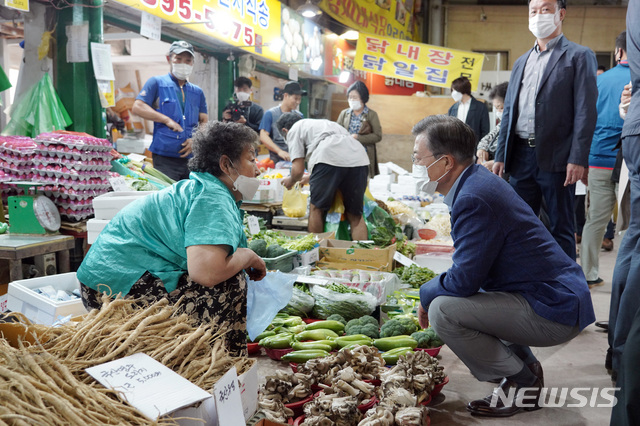 [서울=뉴시스]박영태 기자 = 문재인 대통령이 추석 명절을 앞둔 29일 서울 서대문구의 인왕시장을 찾아 장을 보던 중 한 상인과 대화를 나누고 있다.(사진=청와대 제공) 2020.09.29.photo@newsis.com