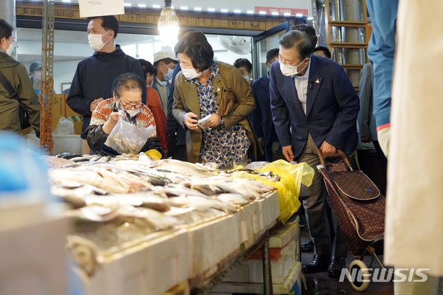 [서울=뉴시스]박영태 기자 = 문재인 대통령과 김정숙 여사가 추석 명절을 앞둔 29일 서울 서대문구의 인왕시장을 찾아 장을 보고 있다..(사진=청와대 제공) 2020.09.29. photo@newsis.com 