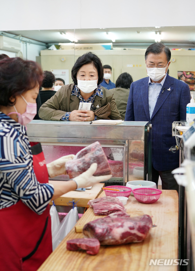 [서울=뉴시스]박영태 기자 = 문재인 대통령과 김정숙 여사가 추석 명절을 앞둔 29일 서울 서대문구의 인왕시장을 찾아 장을 보고 있다.(사진=청와대 제공) 2020.09.29.photo@newsis.com