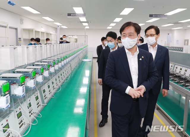 [서울=뉴시스] 전진환 기자 = 성윤모 산업통상자원부 장관은 29일 경기도 군포 첨단산업단지에 소재한 가스누설탐지기 수출기업인 (주)가스트론을 방문하여, 최동진 가스트론 사장으로부터 기업의 운영현황 등을 청취한 후 제품제조공정을 둘러보고 현장근무자들을 격려하였다. (사진=산업통상자원부 제공) 2020.09.29 photo@newsis.com