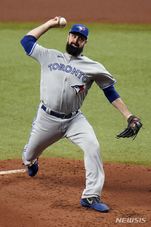 [탬파베이=AP/뉴시스] 맷 슈메이커(토론토 블루제이스)는 30일(한국시간) 미국 탬파베이의 트로피카나필드에서 열린 와일드카드 1차전에 선발등판, 3이닝 무실점 투구를 선보였다.