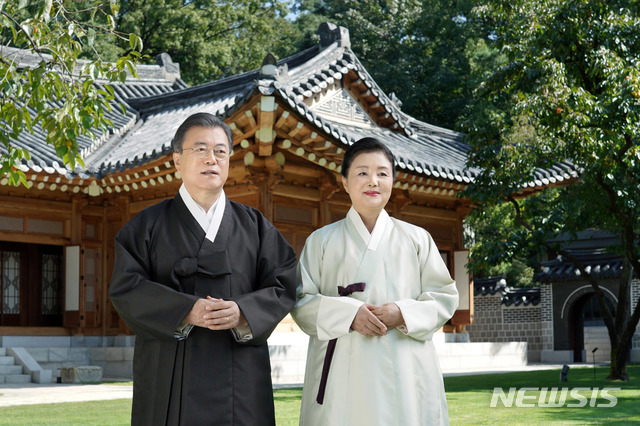 [서울=뉴시스] 추상철 기자 =문재인 대통령과 김정숙 여사가 청와대 상춘재 앞에서 국민들에게 추석 인사를 전하고 있다. (사진=청와대 제공) 2020.09.30. photo@newsis.com