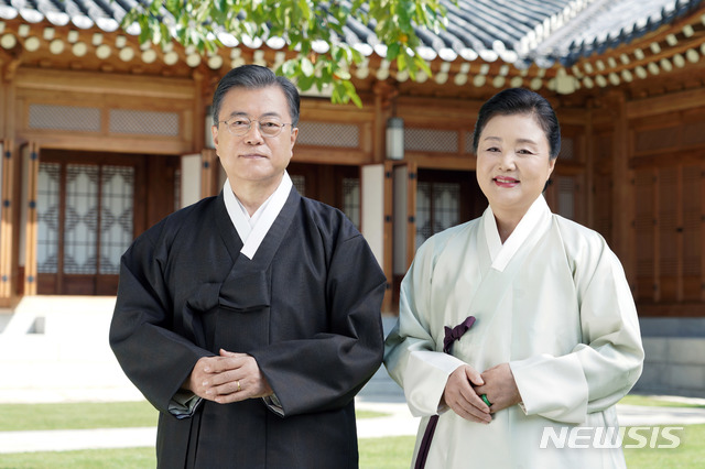 [서울=뉴시스] 추상철 기자 =문재인 대통령과 김정숙 여사가 청와대 상춘재 앞에서 국민들에게 추석 인사를 전하고 있다. (사진=청와대 제공) 2020.09.30. photo@newsis.com