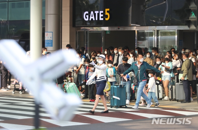 [제주=뉴시스]우장호 기자 = 추석 연휴가 시작된 30일 오전 제주국제공항 1층 국내선입국장에서 제주에서 연휴를 보내려는 일명 '추캉스'(추석+바캉스)족이 렌터카보관소로 이동하고 있다. 제주관광협회는 지난 26일부터 10월4일까지 제주를 찾는 관광객이 30만명에 육박할 것으로 예상하고 있다. 2020.09.30. woo1223@newsis.com