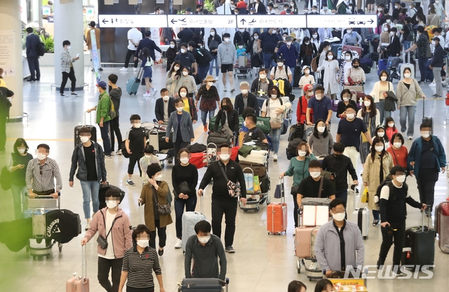 [제주=뉴시스]우장호 기자 = 추석 연휴가 시작된 30일 오전 제주국제공항 1층 국내선입국장에서 제주에서 연휴를 보내려는 일명 '추캉스'(추석+바캉스)족이 렌터카보관소로 이동하고 있다. 제주관광협회는 지난 26일부터 10월4일까지 제주를 찾는 관광객이 30만명에 육박할 것으로 예상하고 있다. 2020.09.30. woo1223@newsis.com