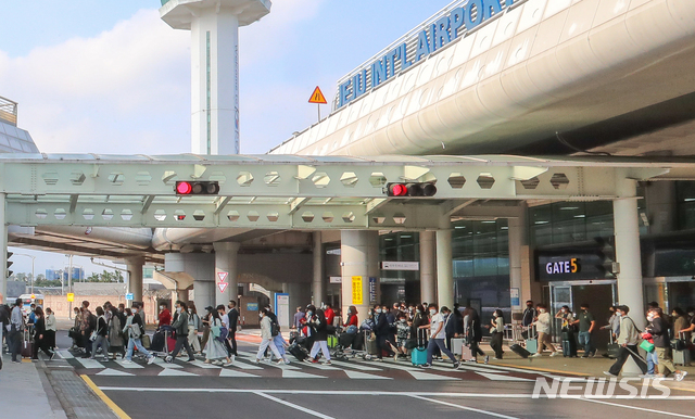 [제주=뉴시스]우장호 기자 = 추석 연휴가 시작된 30일 오전 제주국제공항 1층 국내선입국장에서 제주에서 연휴를 보내려는 일명 '추캉스'(추석+바캉스)족이 렌터카보관소로 이동하고 있다. 제주관광협회는 지난 26일부터 10월4일까지 제주를 찾는 관광객이 30만명에 육박할 것으로 예상하고 있다. 2020.09.30. woo1223@newsis.com