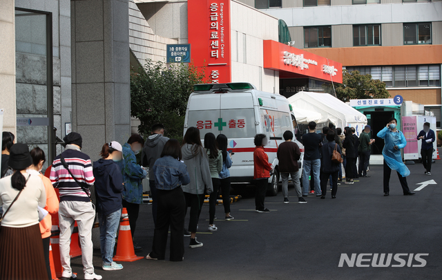 [서울=뉴시스] 조수정 기자 = 추석을 하루 앞둔 30일 오전 서울 중구 국립중앙의료원 코로나19 선별진료소에서 시민과 해외출국예정자 등이 검사를 받기 위해 줄서 기다리고 있다.  2020.09.30.  chocrystal@newsis.com