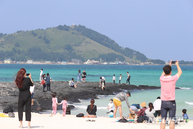[제주=뉴시스]우장호 기자 = 추석 연휴가 시작된 30일 제주시 한림읍 협재해수욕장에 일명 '추캉스'(추석+바캉스)족이 찾아와 즐거운 시간을 보내고 있다. 제주관광협회는 지난 26일부터 10월4일까지 제주를 찾는 관광객이 30만명에 육박할 것으로 예상하고 있다. 2020.09.30. woo1223@newsis.com