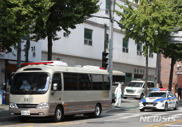 [서울=뉴시스] 조수정 기자 = 지난달 30일 오전 신종 코로나 바이러스 감염증(코로나19) 집단감염으로 병원 전체가 코호트 격리(동일집단 격리)된 서울 도봉구 다나병원에서 재검사 대상자들을 태운 차량과 경찰 차량이 이동하고 있다. 2020.09.30.  chocrystal@newsis.com