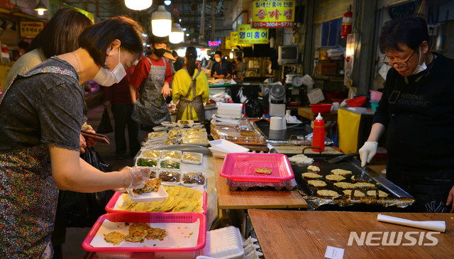 [광주=뉴시스] 변재훈 기자 = 추석 연휴 첫날인 30일 오후 광주 서구 양동시장 내 한 제수음식 전문점에서 한 상인이 차례상 음식으로 판매할 모듬전을 부치고 있다. 2020.09.30. wisdom21@newsis.com