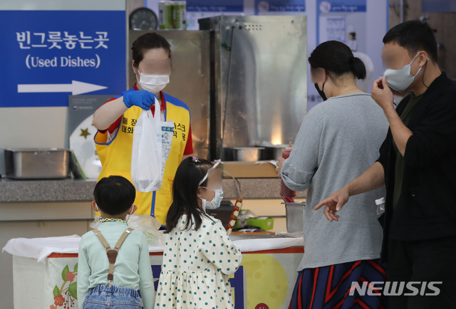 [서울=뉴시스] 조수정 기자 = 추석 연휴 첫날인 지난달 30일 오후 신종 코로나 바이러스 감염증(코로나 19) 확산 방지를 위해 매장 내 취식이 금지된 서울 서초구 만남의광장 부산방향 휴게소에서 이용객들이 구입한 음식을 포장해 들고 가고 있다. 매장 내에서 취식은 불가하지만 야외취식은 가능하다. 2020.09.30.  chocrystal@newsis.com