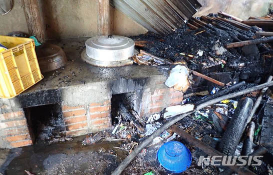 [나주=뉴시스] 변재훈 기자 = 추석 연휴 첫날인 30일 오전 10시38분께 나주시 봉황면 A(64)씨의 주택 헛간에서 불이 나 출동한 소방당국에 의해 20분 만에 꺼졌다. 이 불로 A씨와 타 지역에 살다 추석을 맞아 귀성한 손자(18) 등 2명이 다쳐 병원에서 치료를 받았다. (사진=나주소방 제공) 2020.09.30.&nbsp; photo@newsis.com