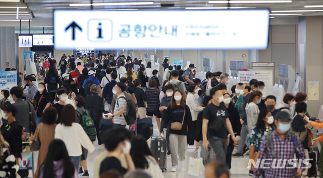 [서울=뉴시스] 조수정 기자 = 추석 연휴 첫날인 30일 오후 서울 강서구 김포공항 국내선 출발층에서 제주와 부산행 여행객과 귀성객이 북적이고 있다. 2020.09.30.&nbsp; chocrystal@newsis.com 