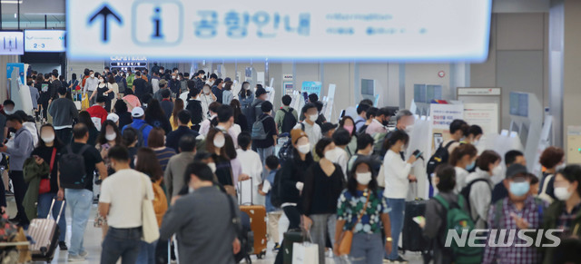 [서울=뉴시스] 조수정 기자 = 추석 연휴 첫날인 30일 오후 서울 강서구 김포공항 국내선 출발층에서 제주와 부산행 여행객과 귀성객이 북적이고 있다. 2020.09.30.&nbsp; chocrystal@newsis.com 