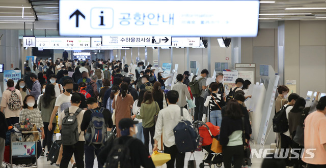 [서울=뉴시스] 조수정 기자 = 추석 연휴 첫날인 30일 오후 서울 강서구 김포공항 국내선 출발층에서 제주와 부산행 여행객과 귀성객이 북적이고 있다. 2020.09.30.&nbsp; chocrystal@newsis.com 