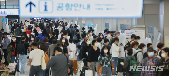 [서울=뉴시스] 조수정 기자 = 추석 연휴 첫날인 30일 오후 서울 강서구 김포공항 국내선 출발층에서 제주와 부산행 여행객과 귀성객이 북적이고 있다. 2020.09.30. chocrystal@newsis.com