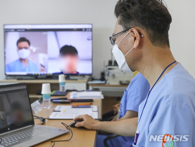 [서울=뉴시스] 조수정 기자 = ﻿﻿﻿﻿정부가 빠르면 다음달 말부터 추진하는 '위드 코로나(단계적 일상 회복)'를 앞두고 헬스케어 키워드로 비대면 진료, 홈케어, 반려동물 맞춤형 서비스가 주목받고 있다. (사진=보건복지부 제공) 2020.09.30. photo@newsis.com