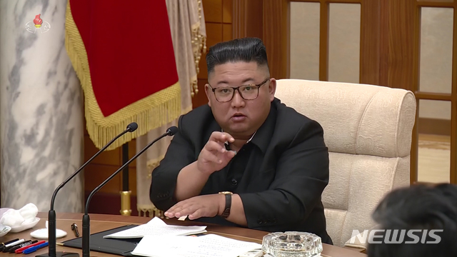 [서울=뉴시스] 조수정 기자 = 김정은 북한 국무위원장이 29일 평양 당중앙위원회 본부청사에서 제7기 제18차 조선노동당 정치국 회의를 주재하고 있는 모습을 조선중앙TV가 보도했다. (사진=조선중앙TV 캡처) 2020.09.30.&nbsp; photo@newsis.com 