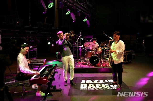 [대구=뉴시스]이지연 기자 = 대구 웃는얼굴아트센터는 오는 6일부터 21일까지 매일 정오 '슬기로운 문화생활' 콘텐츠를 공개한다.아트페스티벌인 '재즈 인 대구 페스티벌'은 7일에서 20일까지 열흘간 시민들과 만날 예정이다. (사진=웃는얼굴아트센터 제공) 2020.10.01. photo@newsis.com