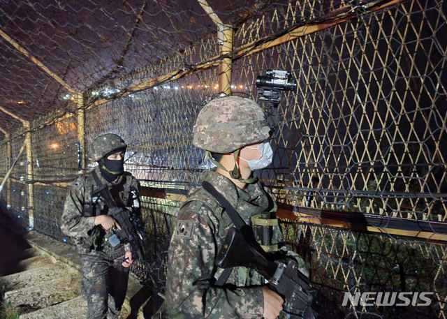 민족 고유의 명절 추석인 1일 이른 새벽 최전방 동부전선 장병들이 철책선을 따라 수색·정찰작전 등 철통경계를 펴고 있다. 