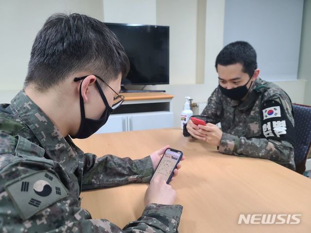 민족 고유의 명절 추석인 1일 동부전선 최전방 장병들이 내무반에서 모바일 윷놀이를 즐기고 있다.