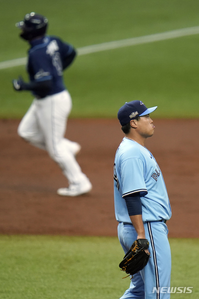[세인트피터즈버그=AP/뉴시스]토론토 블루제이스 류현진이 1일(한국시간) 탬파베이 레이스와 아메리칸리그 와일드카드 시리즈 2차전에 선발 등판, 2회 마이크 주니오에게 홈런을 맞은 뒤 아쉬워하고 있다. 
