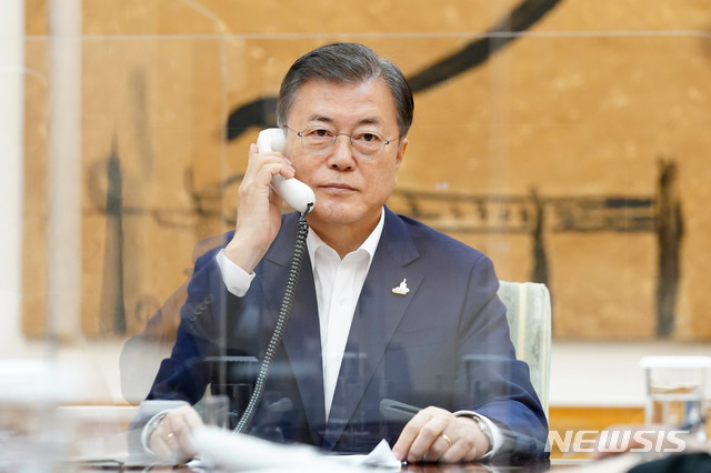 [서울=뉴시스] 추상철 기자 =문재인 대통령이 1일 청와대 관저 소회의실에서 앙겔라 메르켈 독일 총리와 전화 통화하고 있다. (사진=청와대 제공) 2020.10.01. photo@newsis.com