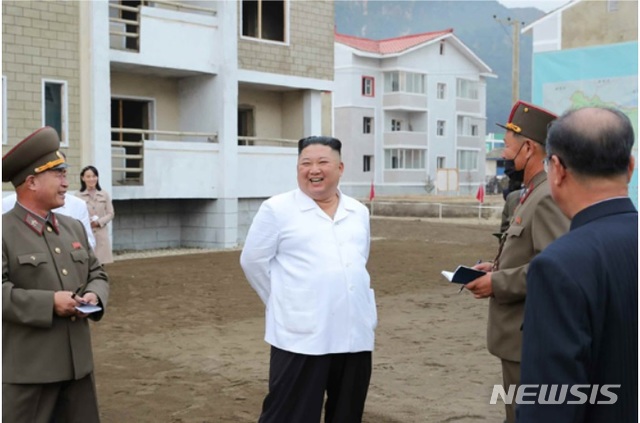 [서울=뉴시스] 북한 조선중앙통신은 2일 김정은 국무위원장이 건설 중에 있는 김화군 피해 복구 현장을 현지지도했다고 밝혔다. (사진/노동신문 캡처)  photo@newsis.com